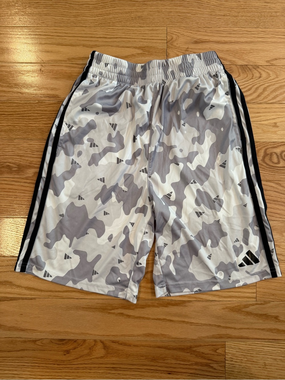 Adidas 3 stripe logo adidas camp
Gray white soccer shorts like new condition